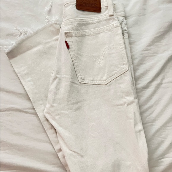 Levi’s Wedgie Straight Jeans, distressed white (Color: Cloud Bank). Size 23 - Picture 3 of 12